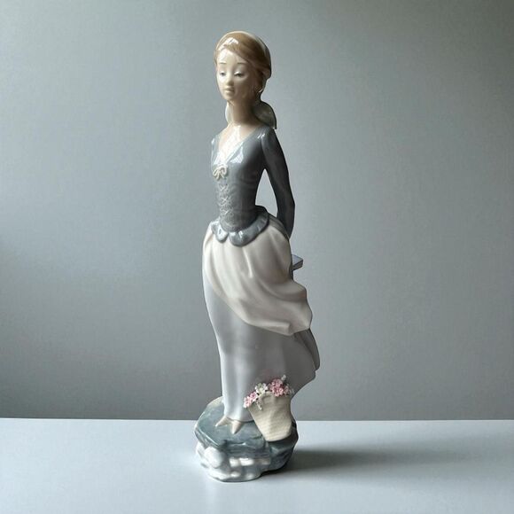 Vintage Lladro Porcelain Figurine – “Girl with Flowers” - Picture 1 of 7